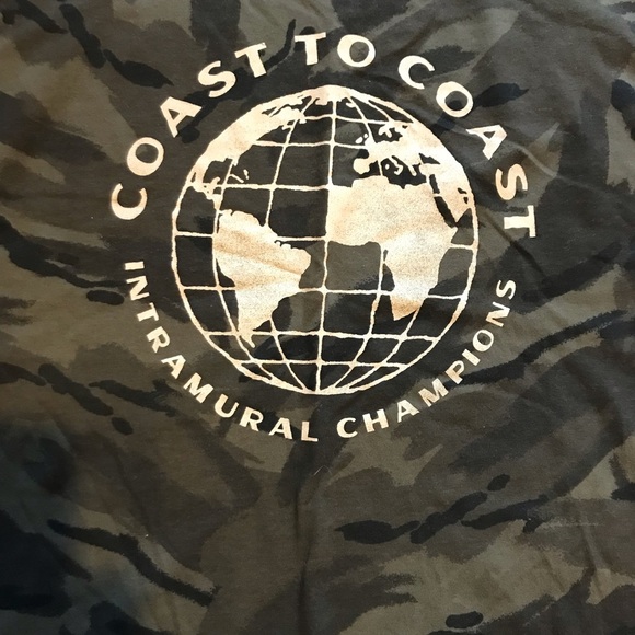 NWT Men’s Old Navy camo top - Picture 2 of 3